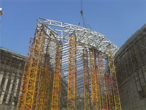 東莞某大型商業(yè)廣場(chǎng)項(xiàng)目的鋼結(jié)構(gòu)施工現(xiàn)場(chǎng)