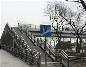 鋼結(jié)構(gòu)人行天橋工程找泓澤鋼構(gòu) 可設(shè)計(jì)加工安裝各類造型橋梁建設(shè)